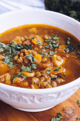 uma tigela de sopa de lentilha sobre uma mesa