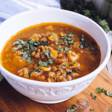 uma tigela de sopa de lentilha sobre uma mesa