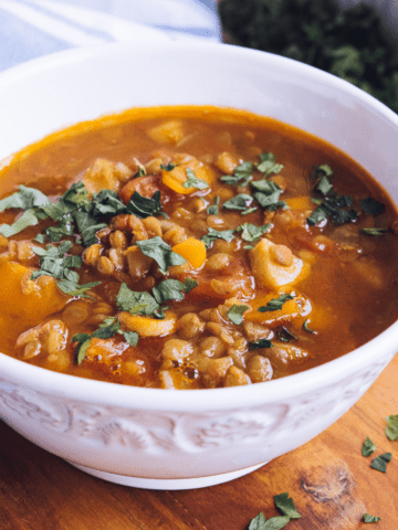 uma tigela de sopa de lentilha sobre uma mesa