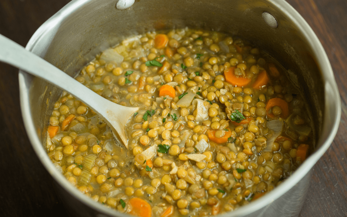 uma panela de sopa de lentilha com legumes e carne