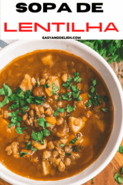 close up de uma tigela d eopa de lentilha com carne
