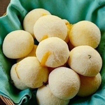 cropped-Cheddar-filled-Brazilian-Cheese-Rolls-Pao-de-Queijo-recheado-com-Cheddar-3.jpg