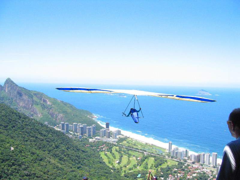 Hang gliding over Barra neighborhood in Rio by Jordan Fischer (under Creative Common Atributtion 2.0 Generic)