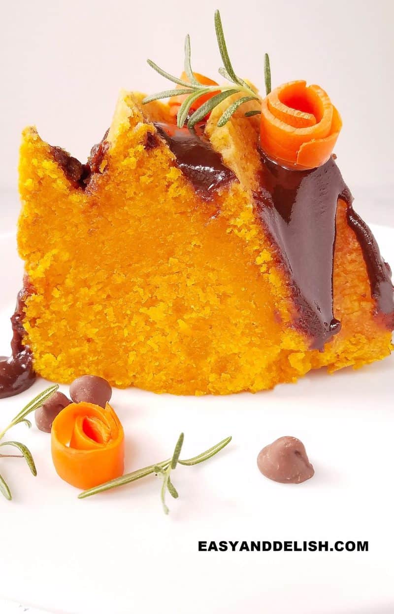 uma fatia com cobertura de chocolate