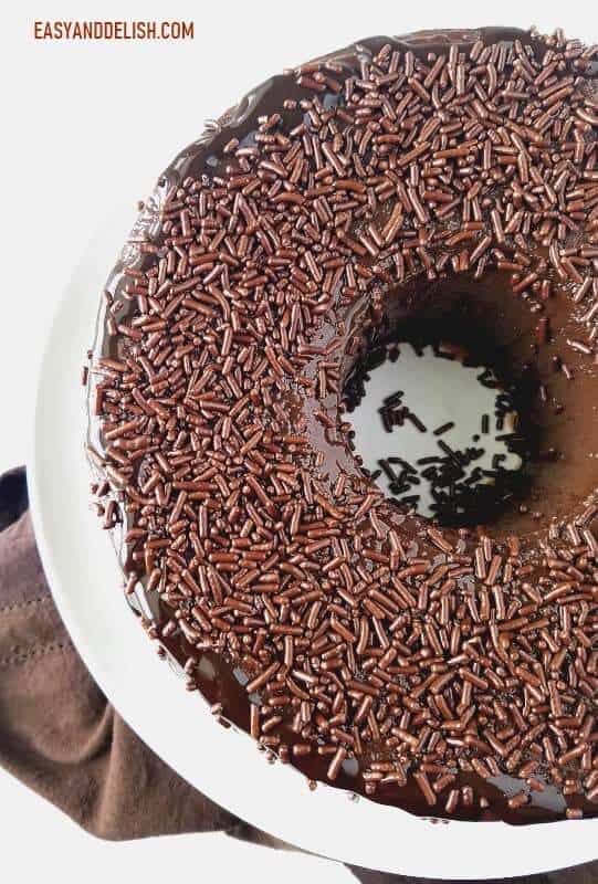 brigadeirão inteiro com chocolate granulado em cima