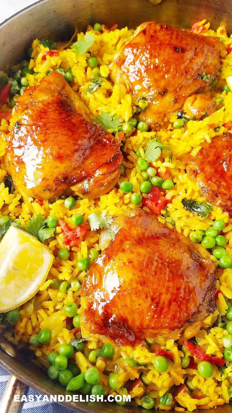 arroz com frango em uma panela