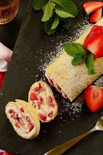 Strawberry-cream-flatbread-roll