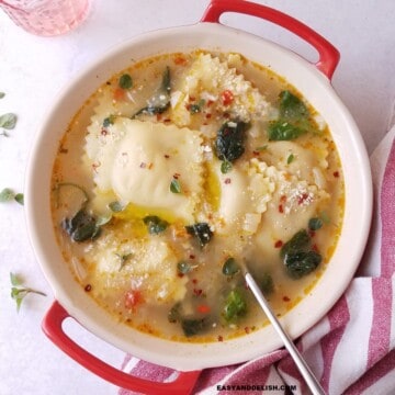 sopa de ravioli com uma colher com um ravioli levantado sobre um prato