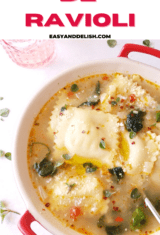 pin de um closeup de uma tigela de sopa de ravioli