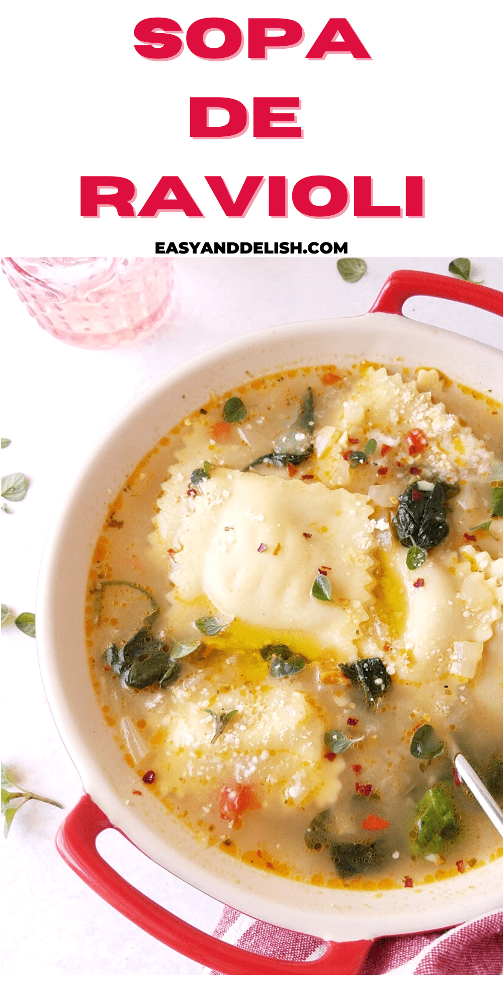 pin de um closeup de uma tigela de sopa de ravioli