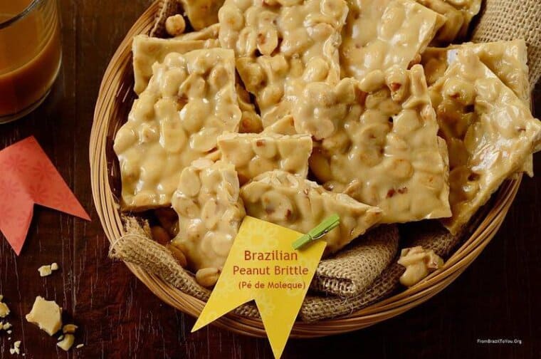 Brazilian peanut brittle in a basket