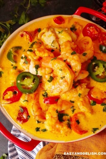 uma tigela com moqueca de peixe com camarão