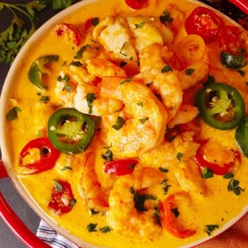 uma tigela com moqueca de peixe com camarão