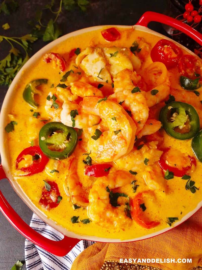 uma tigela com moqueca de peixe com camarão