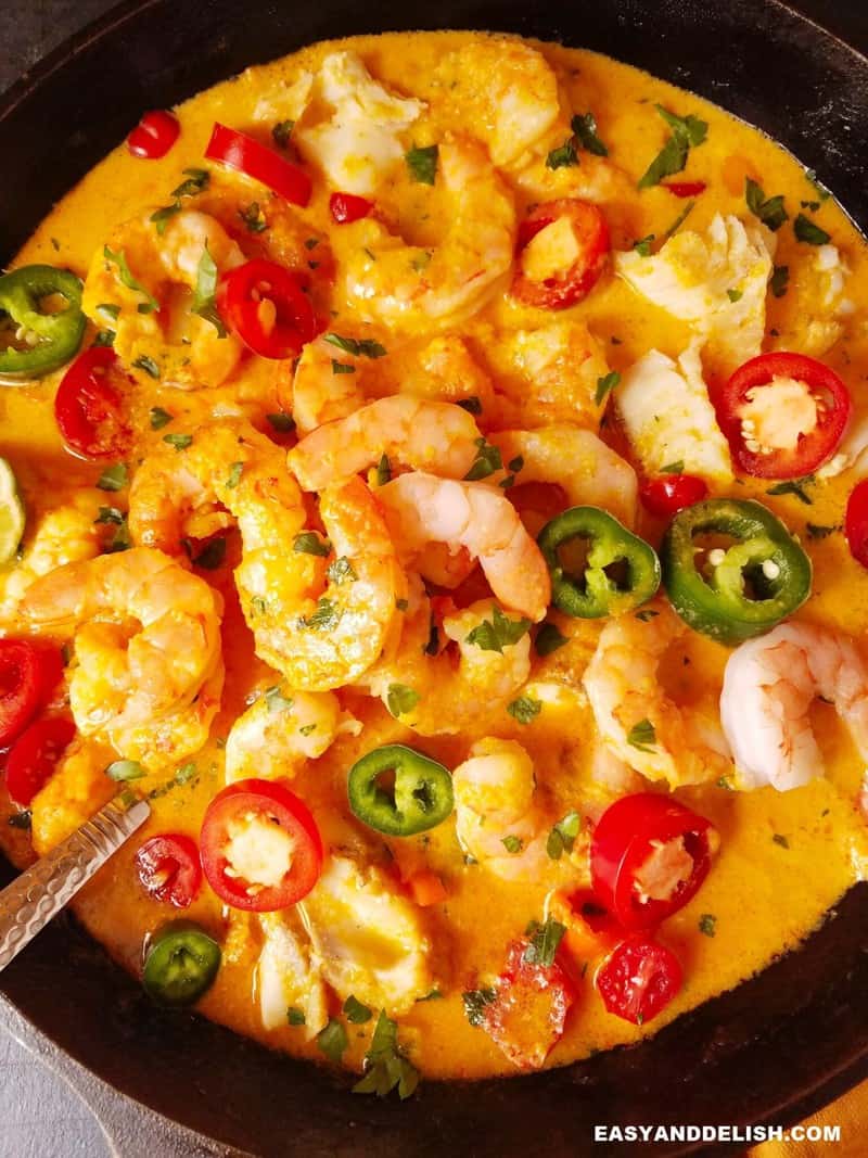 moqueca baiana em uma panela
