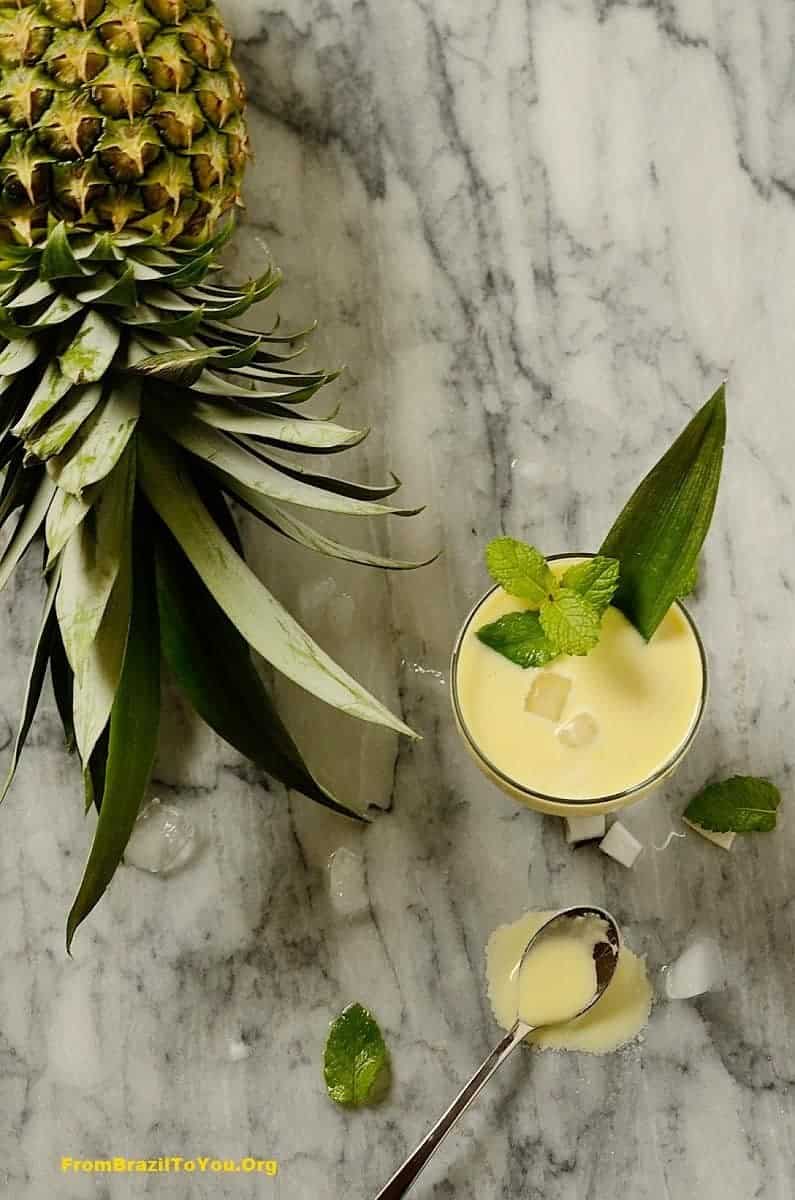 Creamy-pineapple-coconut-cocktail