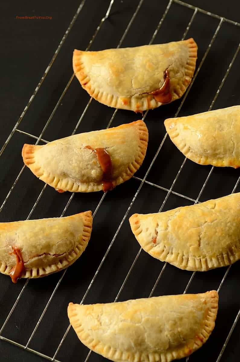 4-Ingredient Dulce de Leche Apple Hand Pies (a.k.a. Appoffee hand pies) made in 30 minutes or so and served by themselves, with a drizzle of dulce de leche, or with a scoop of ice cream. Baked apple hand pies on a rack