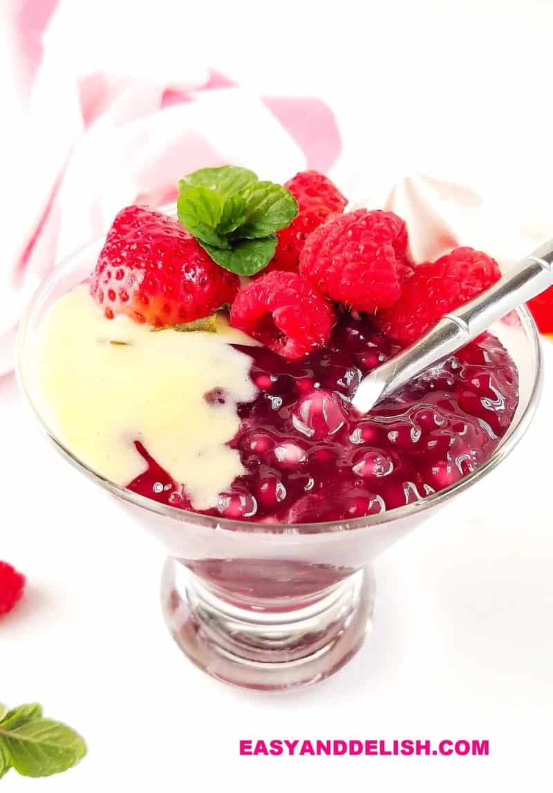 sagu em um copo com frutas vermelhas
