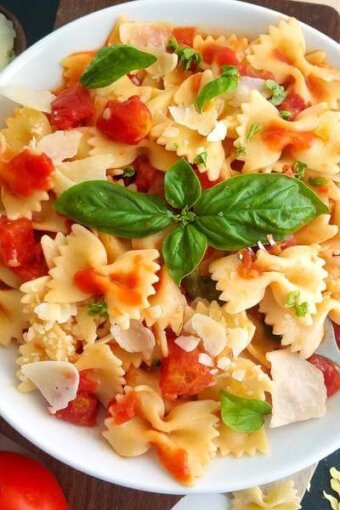 A bowl of pasta on a table