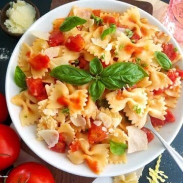 A bowl of pasta on a table