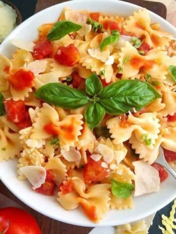 A bowl of pasta on a table