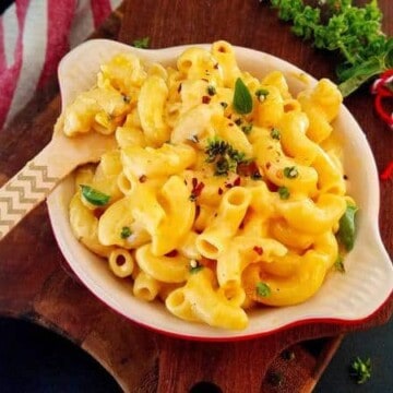 mac and cheese on a bowl
