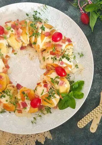 breakfast ring in a plate with cutlery on the side