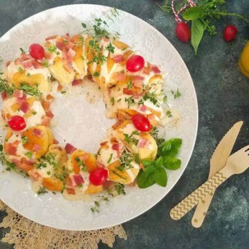 breakfast ring in a plate with cutlery on the side
