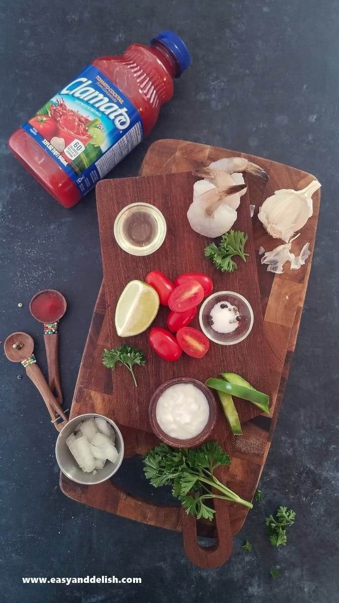 Image displaying ingredients of Brazilian shrimp stew over a cutting board. 
