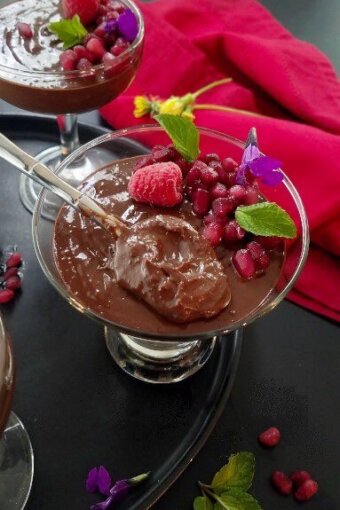 a glass with vegan chocolate pot the creme