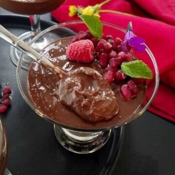 a glass with vegan chocolate pot the creme