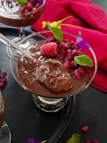 a glass with vegan chocolate pot the creme