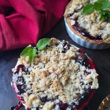 bowls of blackberry cobbler