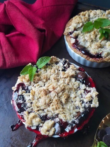 bowls of blackberry cobbler