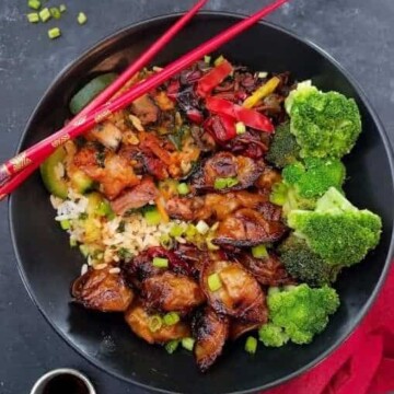 a bowl of chicken wontons with veggies