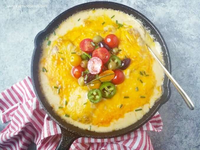 bacalhau quatro queijos ou a quatro queijos na frigideira com molho de vegetais por cima. 