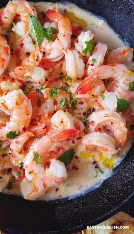 close up shrimp scampi in a pan