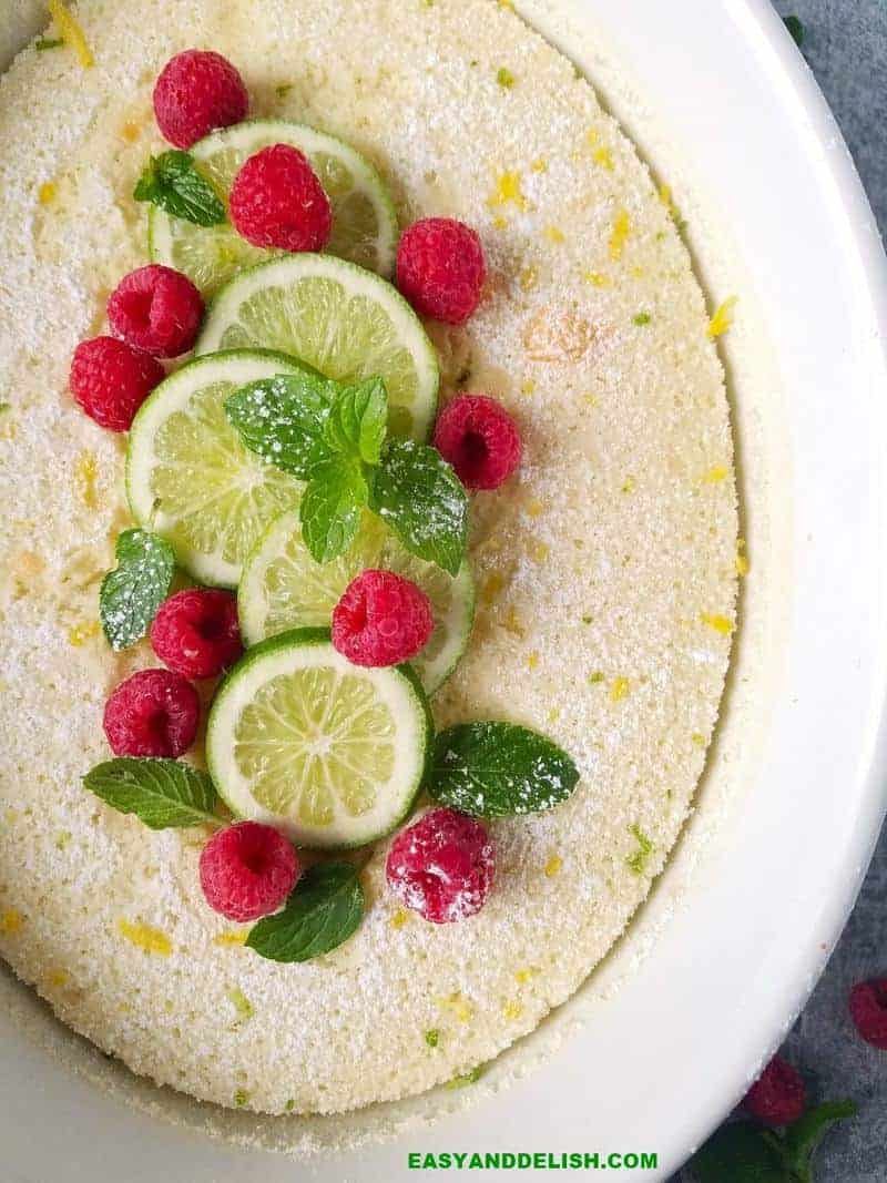 foto grande de bolo de limão com frutas vermelhas