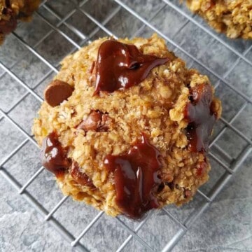cookies de aveia em cima de uma grade