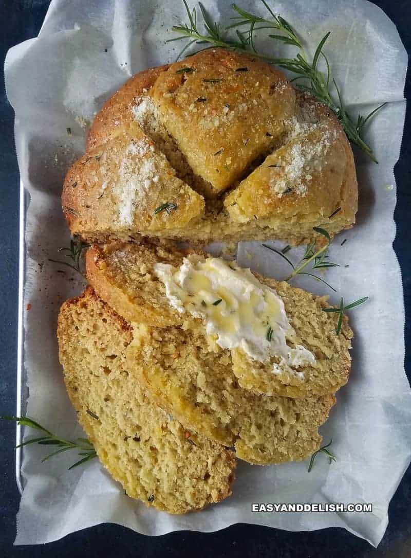  pão sem fermento fatiado com manteiga e ervas