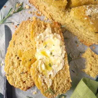 pão sem fermento com manteiga e ervas