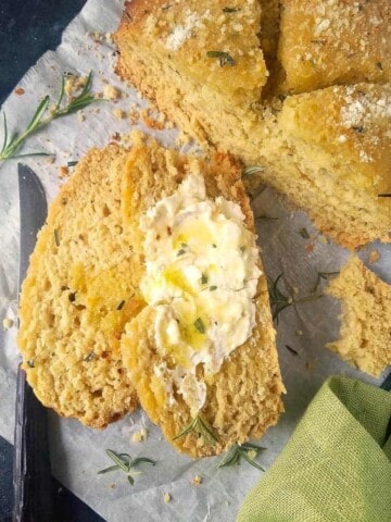 pão sem fermento com manteiga e ervas