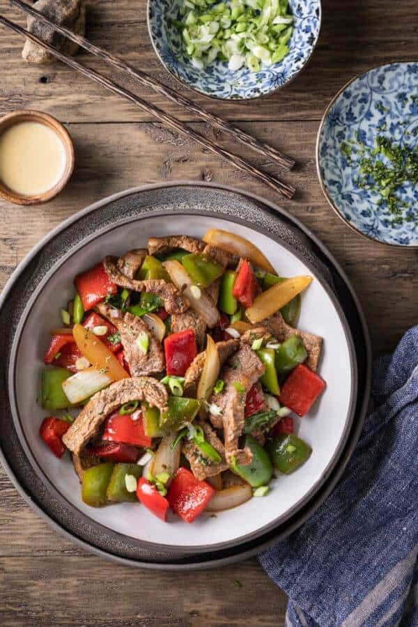 pepper steak in a plate with garnishes on the side