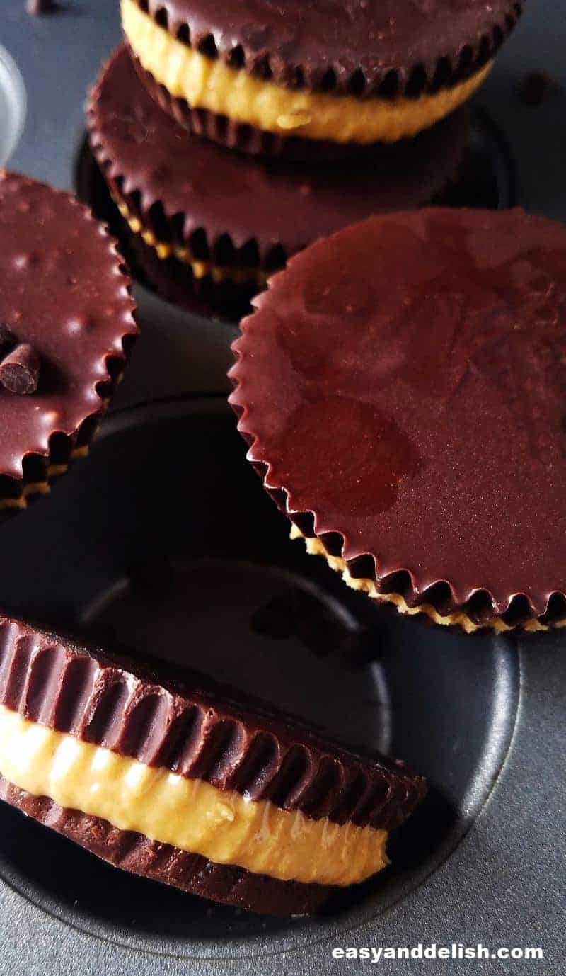 bombons recheados em uma forma de cupcake