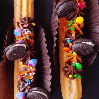 churros gourmet decorados no topo.