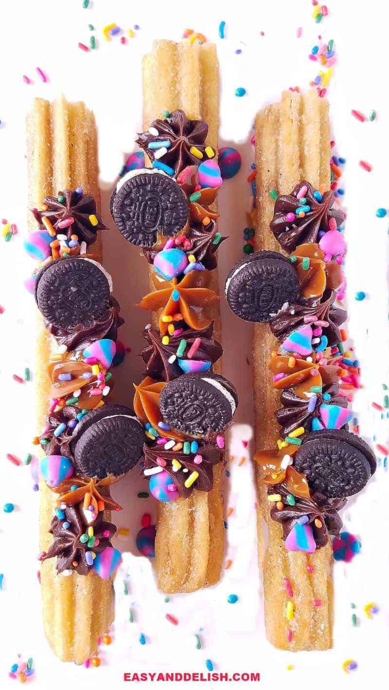 churros gourmet decorados com chocolate, doce de leite e granulado colorido