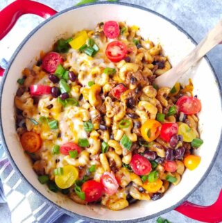 macarrão na pressão com uma colher para servir