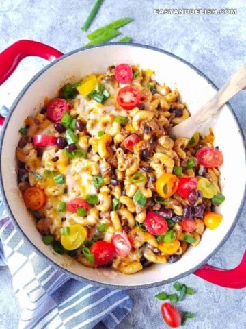 macarrão na pressão com uma colher para servir