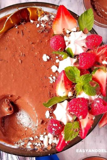 easy chocolate mousse with berries and meringues on top