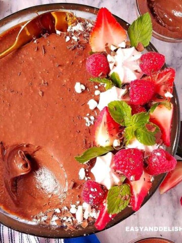 easy chocolate mousse with berries and meringues on top